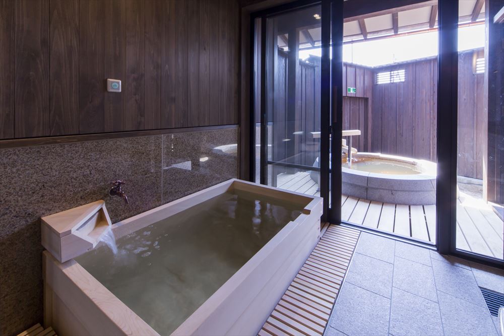 Inishie no Yado Keiun_The indoor and outdoor baths of the room in Hanare, “Zuiun.”